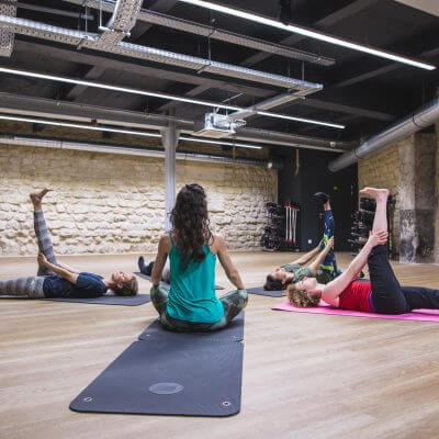 Cours collectif dans le studio de la salle de sport magenta