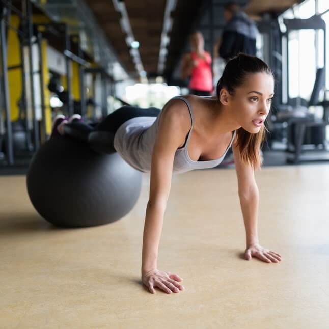 Séance debout de PILATES avec SWISS BALL 